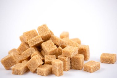 Beyaz arka planda esmer şeker, pişirme ve tatlılar için sağlıklı şeker.