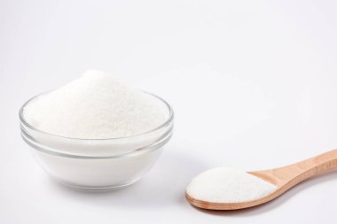 Yuvarlak cam bardakta esmer şeker, beyaz arka planda, sağlıklı şeker. Yemek pişirmek ya da tatlı yapmak için kullanılır..