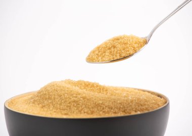 Tahta kasede esmer şeker veya tahta kaşık Sağlıklı olmak için şeker Beyaz ve şekerli tatlılar için.