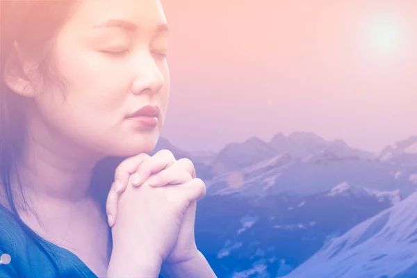 Mulher Orando Adorando Deus Usando Mãos Para Orar Crenças Religiosas — Fotografia de Stock