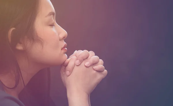 Mulher Orando Adorando Deus Usando Mãos Para Orar Crenças Religiosas — Fotografia de Stock