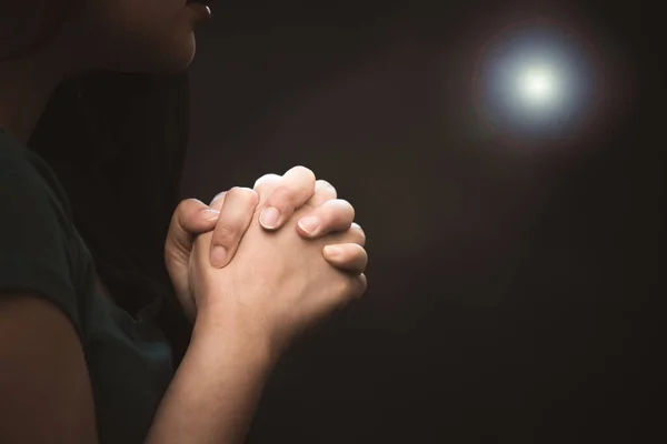 Mulher Orando Adorando Deus Usando Mãos Para Orar Crenças Religiosas — Fotografia de Stock