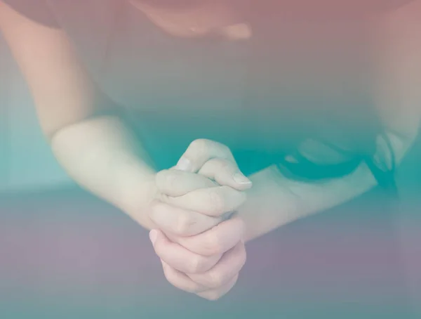 Mão Mulher Orando Adorando Deus Usando Mãos Para Orar Crenças — Fotografia de Stock