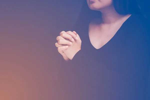 Mujer Orando Adorando Dios Usando Las Manos Para Orar Creencias — Foto de Stock