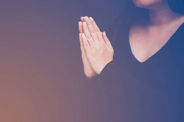 Mulher Orando Adorando Deus Usando Mãos Para Orar Crenças Religiosas — Fotografia de Stock