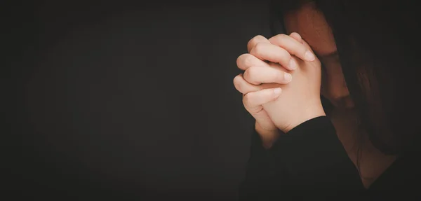 Frau Die Gott Betet Und Anbetet Mit Den Händen Religiösen — Stockfoto