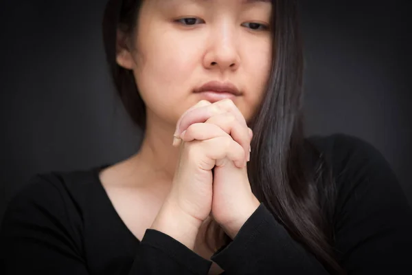 Mujer Orando Adorando Dios Usando Las Manos Para Orar Creencias — Foto de Stock