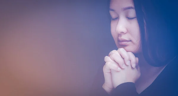 Mulher Orando Adorando Deus Usando Mãos Para Orar Crenças Religiosas — Fotografia de Stock