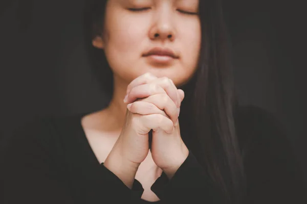 Donna Che Prega Venera Dio Usando Mani Pregare Nelle Credenze — Foto Stock