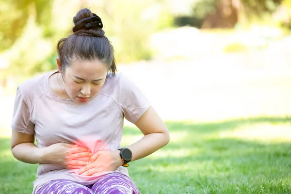 Mujer Asiática Dolores Estómago Ejercicio Mientras Que Mujer Corriendo Lado — Foto de Stock