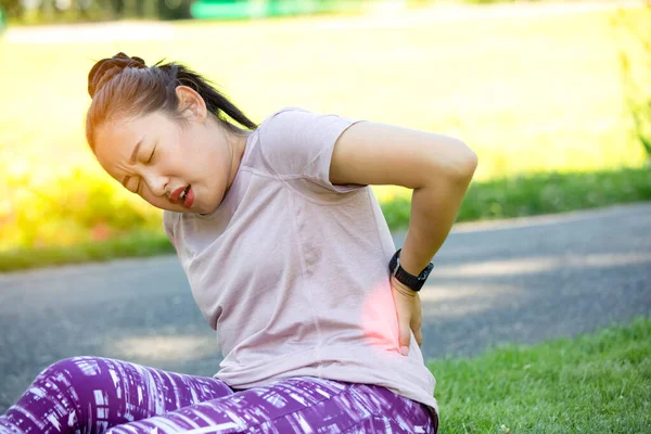 ランニングスピードで横痙攣しながら運動中のアジアの女の胃痛ジョギングの後の胃痛 — ストック写真
