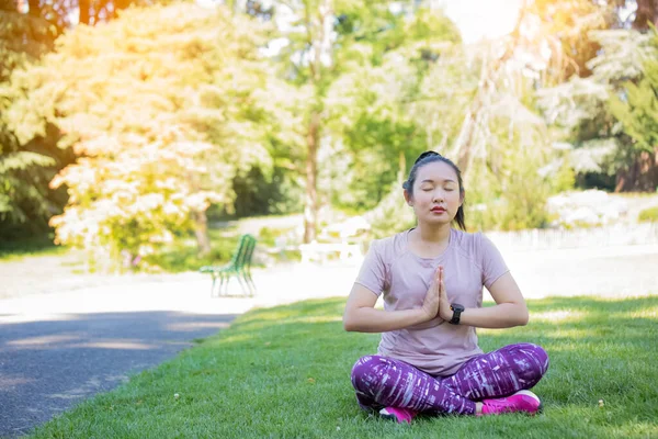 Young Asian Woman Doing Yoga Fitness Exercises Nature Park Exercise — Stock Photo, Image