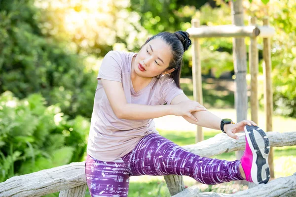 自然公園で運動をする若いアジアの女性 日光の公園で緑の木の健康や体 新鮮な空気 酸素のための運動 — ストック写真