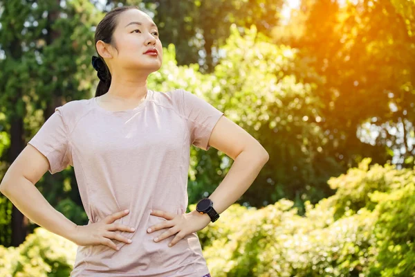 自然公園で運動をする若いアジアの女性 日光の公園で緑の木の健康や体 新鮮な空気 酸素のための運動 — ストック写真