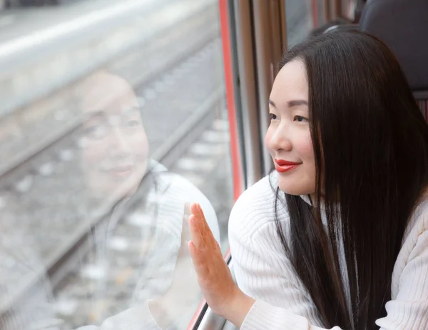 Asyalı Bir Kadın Mutlu Bir Şekilde Oturmuş Trendeki Doğal Manzaraya — Stok fotoğraf