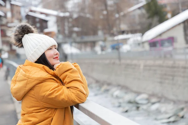 Asian Woman Her Family Enjoying Winter Snowy Vacation Doing Family — Stock Photo, Image