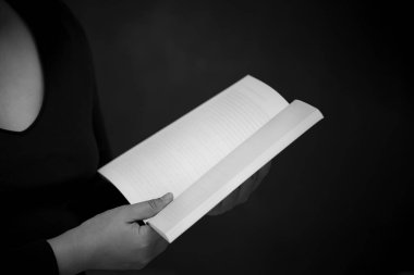 Dua etmek ve Tanrı 'ya ibadet etmek dini inançlarda el ele dua etmek ve kilisede Hıristiyanlara ibadet etmek ya da beyaz ve siyah arka planda genel yerlerde