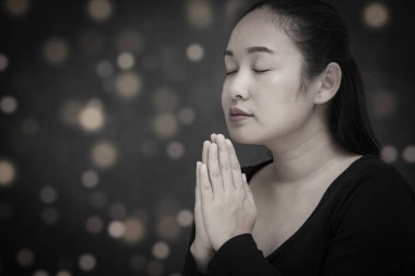 Dua etmek ve Tanrı 'ya ibadet etmek dini inançlarda el ele dua etmek ve kilisede Hıristiyanlara ibadet etmek ya da beyaz ve siyah arka planda genel yerlerde