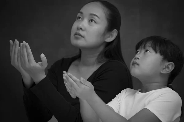 Aziatisch Gezicht Vrouw Kind Bidden Aanbidden Tot God Met Behulp — Stockfoto