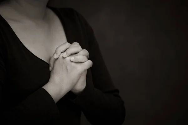 Mulher Asiática Orando Adorando Deus Usando Mãos Para Orar Crenças — Fotografia de Stock