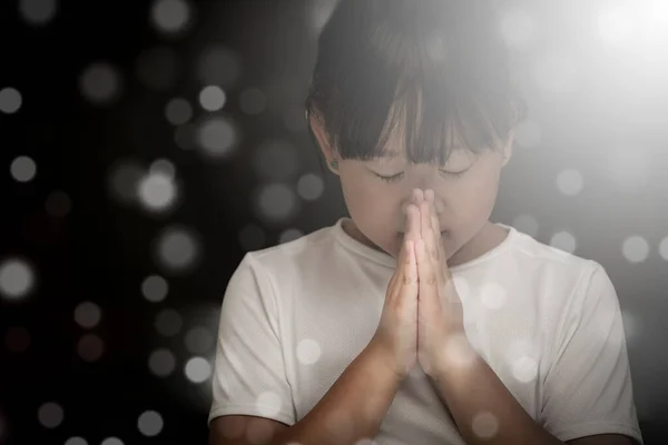 Rosto Asiático Criança Orando Adorando Deus Usando Mãos Para Orar — Fotografia de Stock