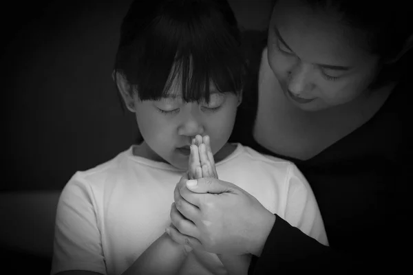 Aziatisch Gezicht Vrouw Kind Bidden Aanbidden Tot God Met Behulp — Stockfoto