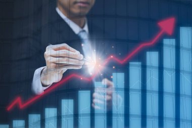 Bir medya ekranının grafik ekran simgesine dokunan işadamı, Teknoloji Süreç Sistemi İş Konsepti.