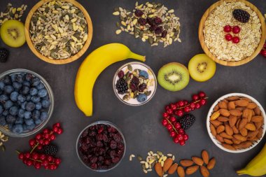 Fıstık ve tahıllı meyve ve kahvaltı, kirazlı yoğurt, muz, ahşap masada avokado. Sağlık ve Diyet Kahvaltısı konsepti