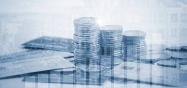 Finans ve bankacılık kavramı için beyaz arkaplanda iki kat madeni para bulunması