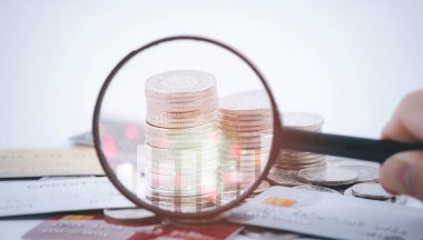 Finans ve bankacılık için beyaz arka planda kredi kartı bulunan paralar, tasarruf fikirleri ve yatırım bütçesi, para biriktirmek için yaratıcı fikirler kavramı