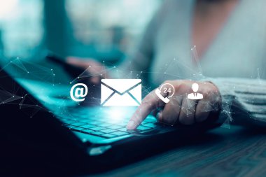 İletişim ve İletişim ya da Müşteri Destek Hattı bağlantıları. El bilgisayarı kullanarak ve sanal ekran iletişim simgelerine, e- posta ve adrese dokunarak, İnternet Wi-Fi ile canlı sohbet ederek.