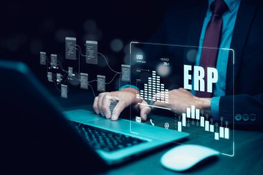 İş adamları ERP için belge yönetimi yapan bir dizüstü bilgisayar kullanıyor. Girişim kaynak planlaması konsepti, Girişim Kaynak Yönetimi ERP yazılım sistemi iş kaynakları planı sunulmuştur.