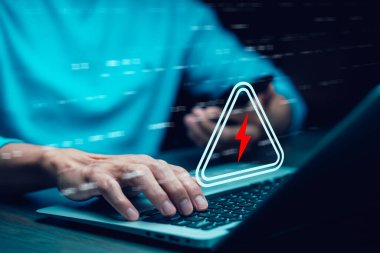 Bilgisayar ağındaki siber saldırıdan sonra sistem hacklendi. uzlaşmacı bilgi kavramı. Virüs, casus yazılım, kötü amaçlı yazılım. Siber güvenlik ve Uygunsuz bilgi interneti.