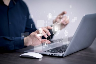 Siber güvenlik ve güvenlik şifre girişi çevrimiçi konsept Eller yazma ve giriş sosyal medya kullanıcı adı ve parolası, akıllı telefon ile çevrimiçi bir banka hesabına giriş, veri koruma hackerı