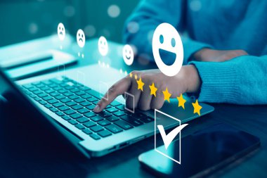 Müşteri memnuniyeti anket konsepti ile akıllı telefona dokunan adam, Kullanıcı internet başvurusunda hizmet deneyimi verdi, iş dünyasının sıralamasına öncülük eden hizmet.