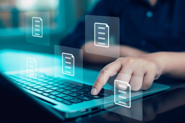 Bilgisayarda sanal ekranla çalışan iş adamları. Çevrimiçi belge veritabanı, bilgisayarlı Sanal Belge Yönetim Sistemi kurulması, kurumsal dosyaları arşivlemek için Yazılım.