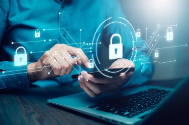 Siber güvenlik ve güvenlik şifre girişi çevrimiçi konsept Eller yazma ve giriş sosyal medya kullanıcı adı ve parolası, akıllı telefon ile çevrimiçi bir banka hesabına giriş, veri koruma hackerı