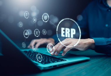 İş adamları ERP için belge yönetimi yapan bir dizüstü bilgisayar kullanıyor. Girişim kaynak planlaması konsepti, Girişim Kaynak Yönetimi ERP yazılım sistemi iş kaynakları planı sunulmuştur.