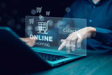 İş adamı online alışveriş kavramına sahip akıllı telefonu, online alışveriş arabasının sanal arayüzüne sahip pazar sitesi ağın bir parçası, alışveriş arabasının seçimiyle çevrimiçi alışveriş işi.