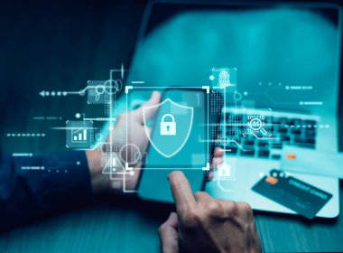 Siber güvenlik ve güvenlik şifre girişi çevrimiçi konsept Eller yazma ve giriş sosyal medya kullanıcı adı ve parolası, akıllı telefon ile çevrimiçi bir banka hesabına giriş, veri koruma hackerı