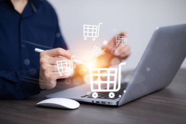 İş adamı online alışveriş kavramına sahip akıllı telefonu, online alışveriş arabasının sanal arayüzüne sahip pazar sitesi ağın bir parçası, alışveriş arabasının seçimiyle çevrimiçi alışveriş işi.