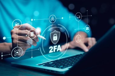 Siber güvenlik ve 2FA Güvenlik parola girişi çevrimiçi konsept Eller yazma ve giriş sosyal medya kullanıcı adı ve parola, akıllı telefon ile çevrimiçi bir banka hesabına giriş, veri koruma hackerı