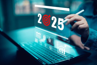 İş konseptini hedef alan iş adamı kırmızı dartı sanal hedef tahtası, yönetici pazarlama, yatırım hedefi ve ticari yatırım konsepti için hedef alıyor, 