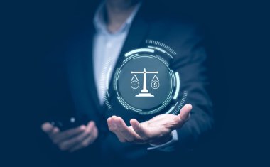 İşadamı Hand grafiksel avukatlık hukuku hukuki iş konsepti internet teknolojisi, Emlak almayı planlama, emlak satın alma ve en iyi finansal yükümlülükler konseptini seçme