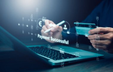 Dijital pazarlama ile çevrimiçi ödeme, İşadamı dokunma bankacılığı çevrimiçi fatura ödeme düğmesi, kredi kartı ve ağ bağlantısı ikonu iş teknolojisi sanal ekran geçmişi