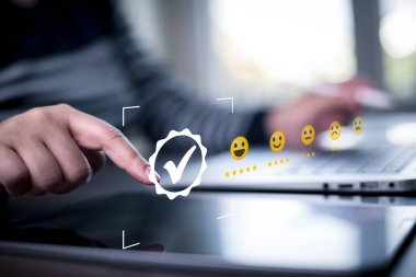 Müşteri memnuniyeti anket konsepti ile akıllı telefona dokunan adam, Kullanıcı internet başvurusunda hizmet deneyimi verdi, iş dünyasının sıralamasına öncülük eden hizmet.