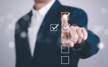 İş adamı Smartphone 'u değerlendirme, anket, değerlendirme, çevrimiçi anket, çevrimiçi anket sınavı ile elinde tutuyor çevrimiçi anket formunu doldurarak doğru cevabı seçiyor, test sorularına cevap veriyor