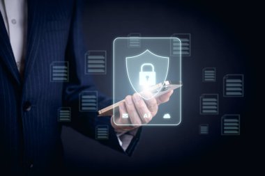 Siber güvenlik ve güvenlik şifre girişi çevrimiçi konsept Eller yazma ve giriş sosyal medya kullanıcı adı ve parolası, akıllı telefon ile çevrimiçi bir banka hesabına giriş, veri koruma hackerı