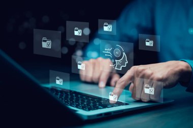 Dizüstü bilgisayarlarla ya da akıllı telefonlarla çalışan programcılar, dizüstü bilgisayarlarda teknoloji ikonları ve ikili kodlarla kodlayan yapay zeka mühendisi, büyük veri, yapay robot dijital makine