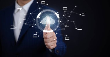 Bulut teknolojisi konsepti Küresel Meta Sistemler Ağı, İnternet bulut teknolojisi ve Dosya Aktarım yedekleme kopyası ile İnsan el ele verisi, Telekomünikasyon için Küresel İş İnternet